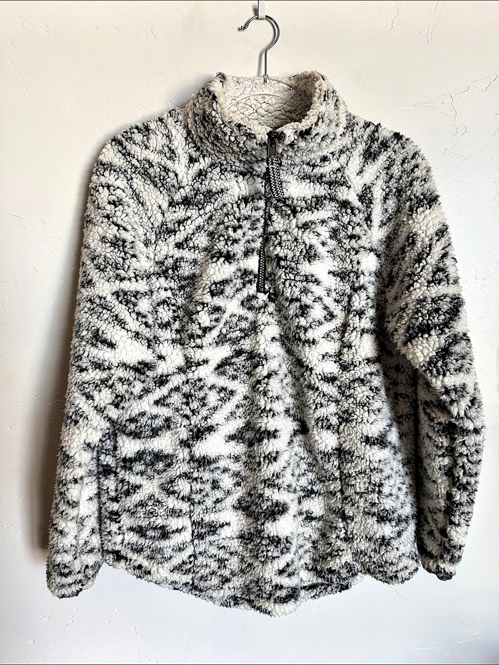 Cozy Sherpa Jacket in Gray & Black Size Medium
